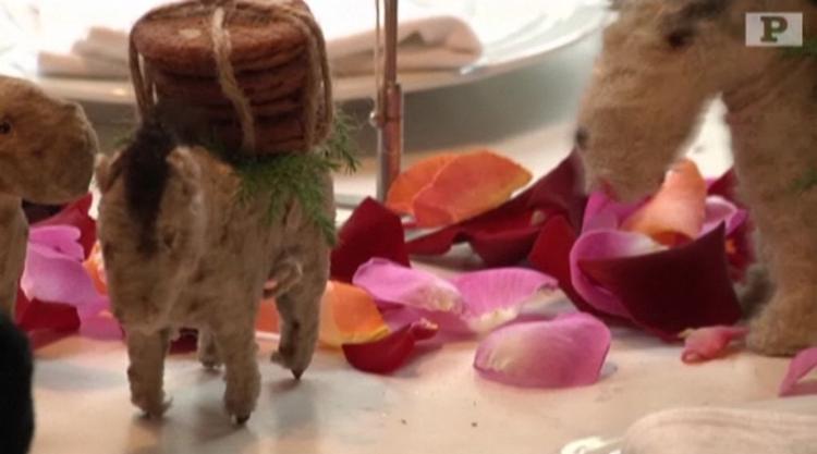 Nyt og gammelt. Anne Riborg Hedegaard har blandt andet brugt små æsler læsset med brunkager og friske rosenblade til sit julebord. 