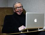Kanoniseret. Roger Ebert er den eneste filmanmelder, der har modtaget en Pulitzer-pris. Det 69-årige ikon kæmpede mod kræften i årevis og vandt kampen, selv om sygdommen har sat sine markante spor på den tidligere så overvægtige anmelder: Eberts kæbe er i dag skiftet ud med en protese, og han har mistet evnen til at tale. Ved hjælp af en avanceret computer, der efterligner hans gamle stemme, kan han dog igen 'tale' ved hjælp af tastaturet. Han oplyser selv, at han er produktiv som aldrig før, og han skriver typisk seks anmeldelser om ugen. 