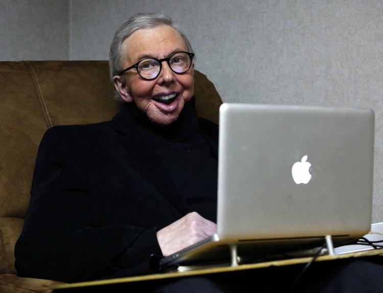 Kanoniseret. Roger Ebert er den eneste filmanmelder, der har modtaget en Pulitzer-pris. Det 69-årige ikon kæmpede mod kræften i årevis og vandt kampen, selv om sygdommen har sat sine markante spor på den tidligere så overvægtige anmelder: Eberts kæbe er i dag skiftet ud med en protese, og han har mistet evnen til at tale. Ved hjælp af en avanceret computer, der efterligner hans gamle stemme, kan han dog igen 'tale' ved hjælp af tastaturet. Han oplyser selv, at han er produktiv som aldrig før, og han skriver typisk seks anmeldelser om ugen. 