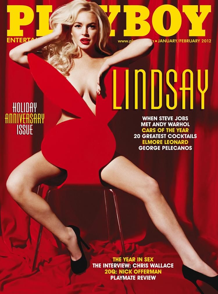 Nøgent. Lindsay Lohan sidder overskrevs på en stol med ryglænet formet som en Playboy-kanin, hvis ører lige akkurat dækker for det meste af den 25-årige skuespillerindes bryster. 
