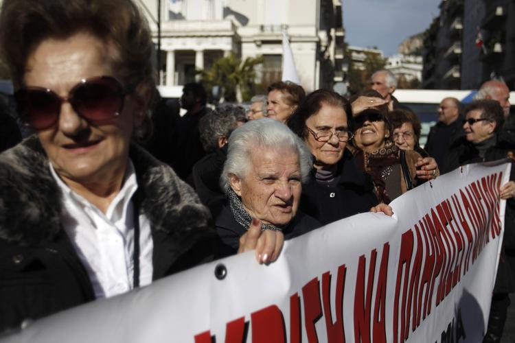 STREJKE. Igen og igen har grækere været på gaderne i protester mod følgerne af den økonomiske krise. Her er det for blot fire dage siden, hvor pensionister demonstrerede. 