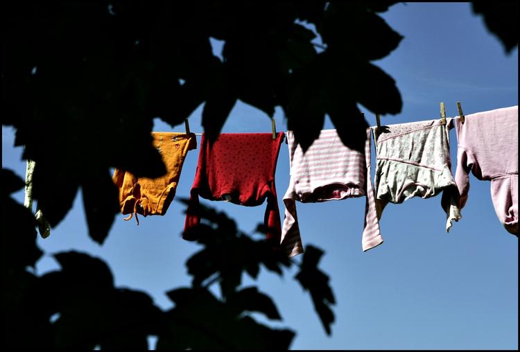 Hæng tøjet ud i solen, og det renser sig selv. Kinesiske forskere har opfundet en nano-belægning, der via sollys automatisk nedbryder pletter og lugt i bomuldstøj. 