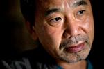 Klogt. Haruki Murakami, Karl Ove Knausgård og Hanne-Vibeke Holst ligger højt placeret på bestsellerlisterne. Folk efterspørge det kloge og går uden om det lette, mener fagfolk. 