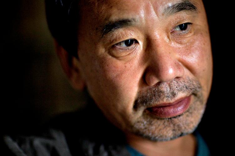 Klogt. Haruki Murakami, Karl Ove Knausgård og Hanne-Vibeke Holst ligger højt placeret på bestsellerlisterne. Folk efterspørge det kloge og går uden om det lette, mener fagfolk. 