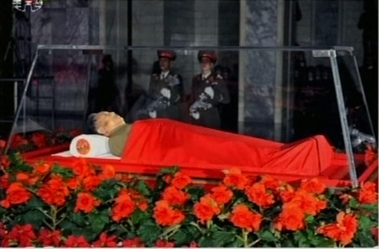 Udstilles. Kim Jong-Il ligger på lit de parade i paladset Kumusan i Nordkoreas hovedstad, Pyongyang. 