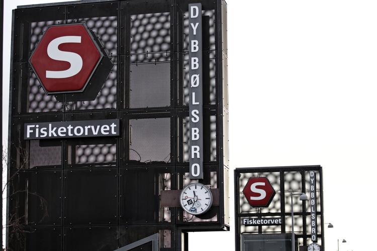 Navneforandring. Dybbølsbro Station har fået et nyt kaldenavn. Butikscenteret Fisketorvet har købt annoncering, der også omfatter stationens navneskilte. 