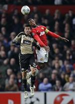 Holdkammerater? Gaitan (t.v.) i nærkamp med Manchester Uniteds Patrice Evra, da Benfica og United mødtes på Old Trafford for en måned siden. 