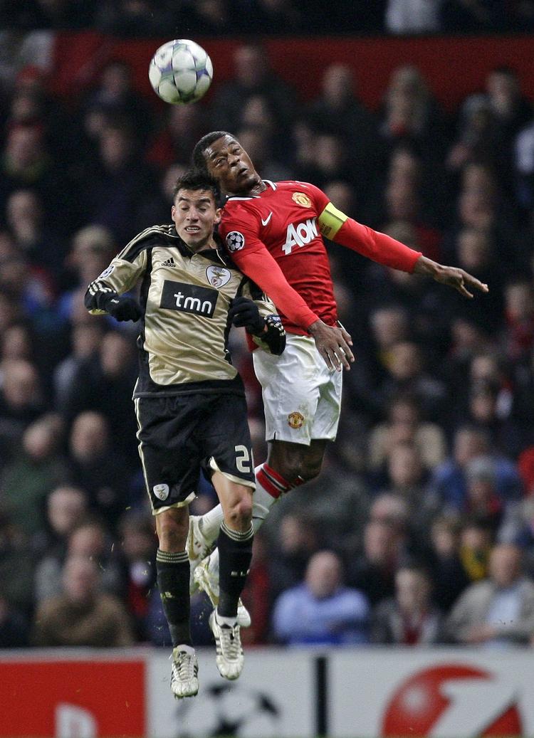 Holdkammerater? Gaitan (t.v.) i nærkamp med Manchester Uniteds Patrice Evra, da Benfica og United mødtes på Old Trafford for en måned siden. 
