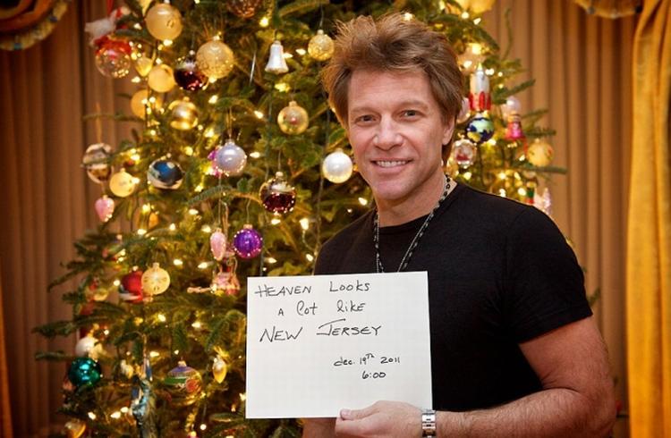 Levende. Jon Bon Jovi har lagt dette billede ud på sin Facebook-profil for at mane det ondsindede rygte i jorden. 