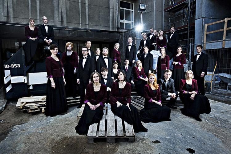 Energisk. Medlemmerne af Camerata synger igennem med al ønskelig sikkerhed og skaber en intim stemning i Holmens Kirke. 