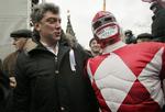 protest. Boris Nemtsov deltog i demonstrationerne efter parlamentsvalget, som mange mener var præget af svindel. Her ses han med en forklædt meddemonstrant. 