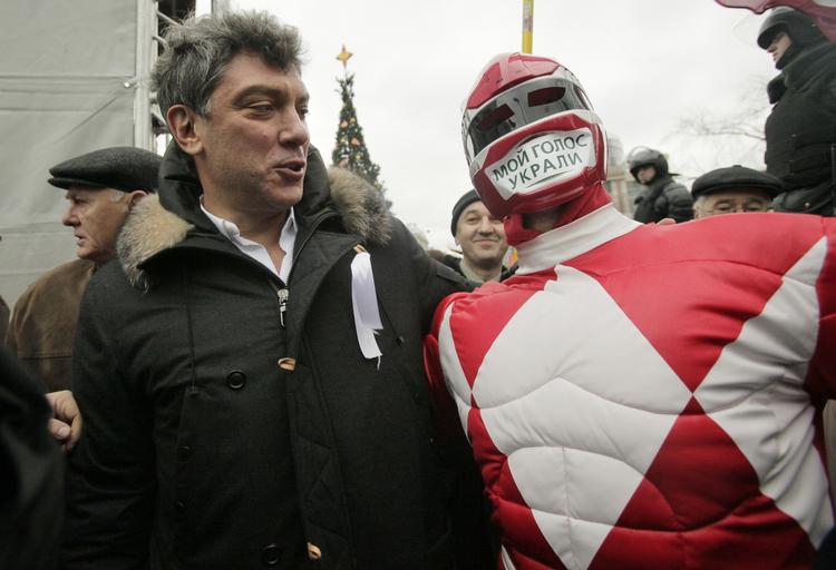 protest. Boris Nemtsov deltog i demonstrationerne efter parlamentsvalget, som mange mener var præget af svindel. Her ses han med en forklædt meddemonstrant. 