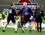 Vagtskifte. Thomas Sørensen (t.v.) blev i 1999 kørt i stilling som arvtager for Peter Schmeichel på det danske landshold - og kun sort uheld kan forhindre, at Sørensen i løbet af de kommende uger snupper en rekord fra Manchester United-ikonet Peter Schmeichel. 