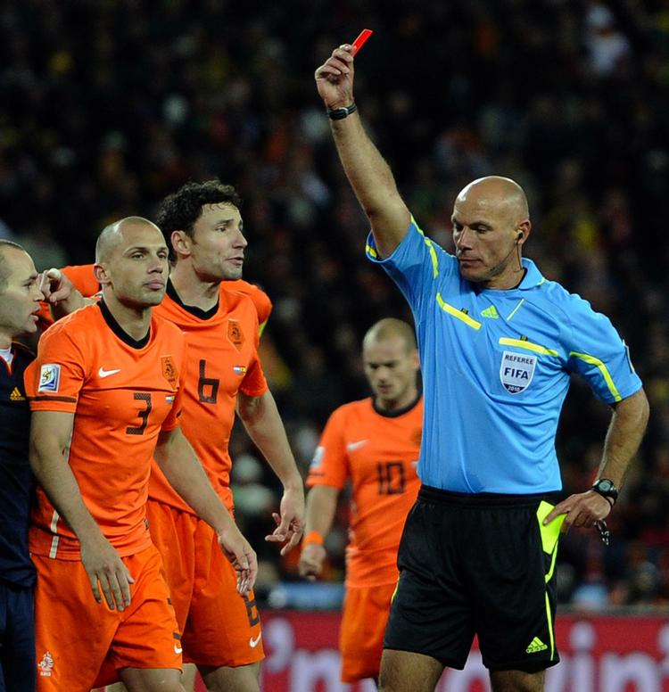 EM-klar. Englænderen Howard Webb dømte VM-finalen sidste år mellem Holland og Spanien og fik masser af kritik efter rekord mange gule kort og en udvisning. 