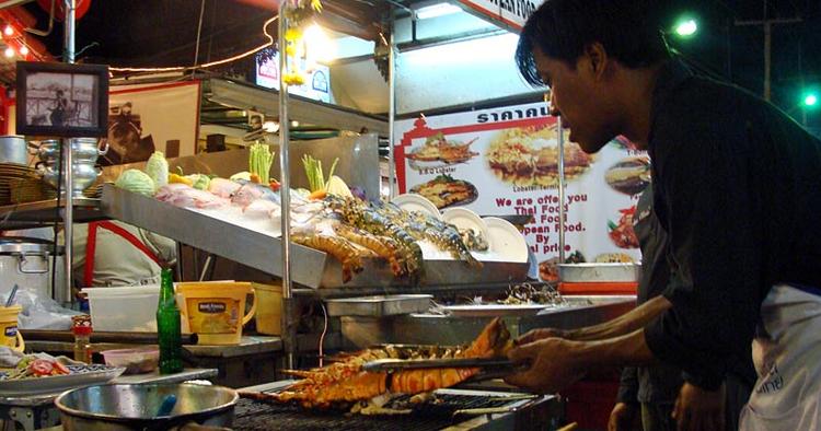HUMMER. Det er gastronomiske lokaloplevelser som denne på Hua Hins berømte natmarked i Thailand, som mange danskere vil opleve på ferien. 