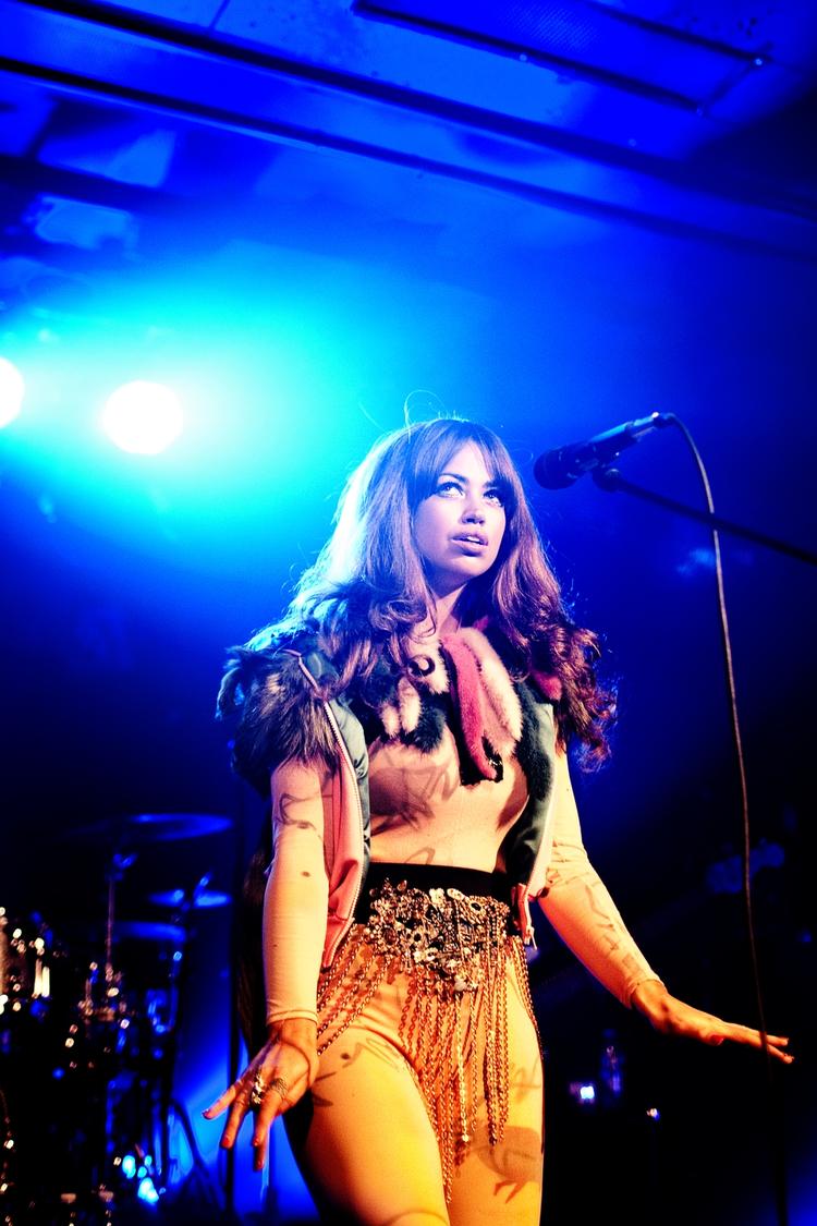 Hjemkomst. Aura har turneret heftigt og spillet koncerter i blandt andet Berlin, Hamburg og Flensborg. I går kom hun hjem til den udsolgte koncert i Danmark, hvor sangerinden ikke har givet koncerter i noget nær årevis. 