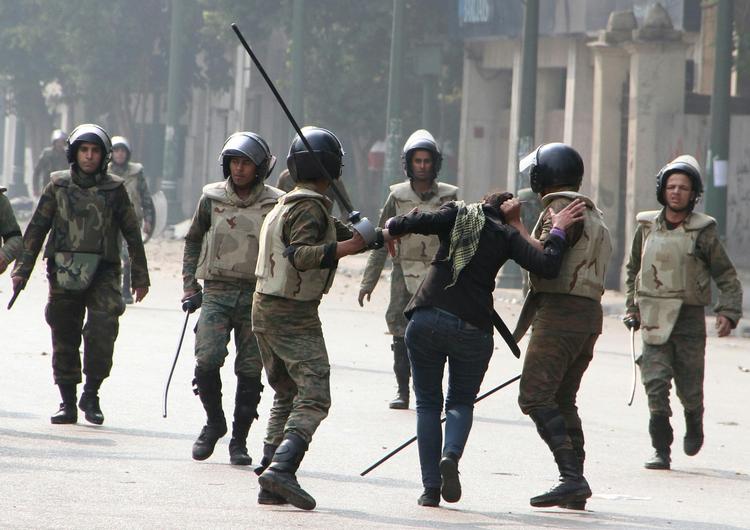 KVINDEFORFØLGELSE. Egyptiske myndigheder anklages for at gå efter kvindelige demonstranter. Her pågribes kvinde under uroligheder på Tahrirpladsen i Kairo. Hun er tilsyneladende ikke identisk med kvinden i videoklippet i artiklen. 