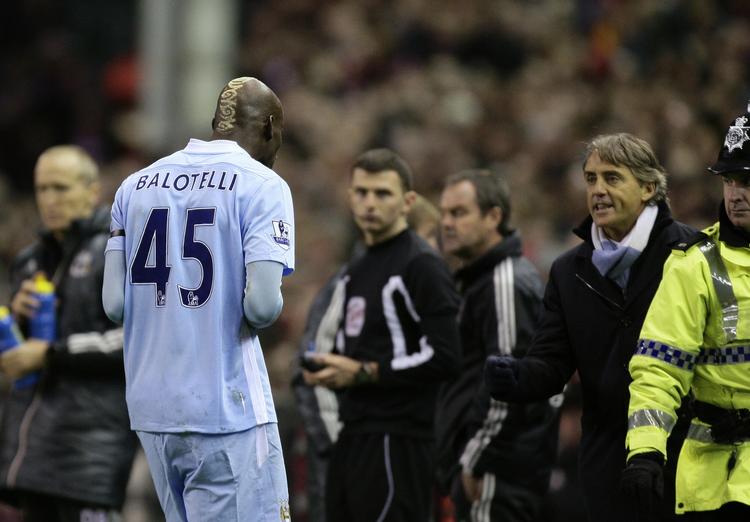 KOntroversiel. Mario Balotelli er begyndt at lade støvlerne og målene tale for sig selv, men der er fortsat blackouts både på og udenfor banen. 