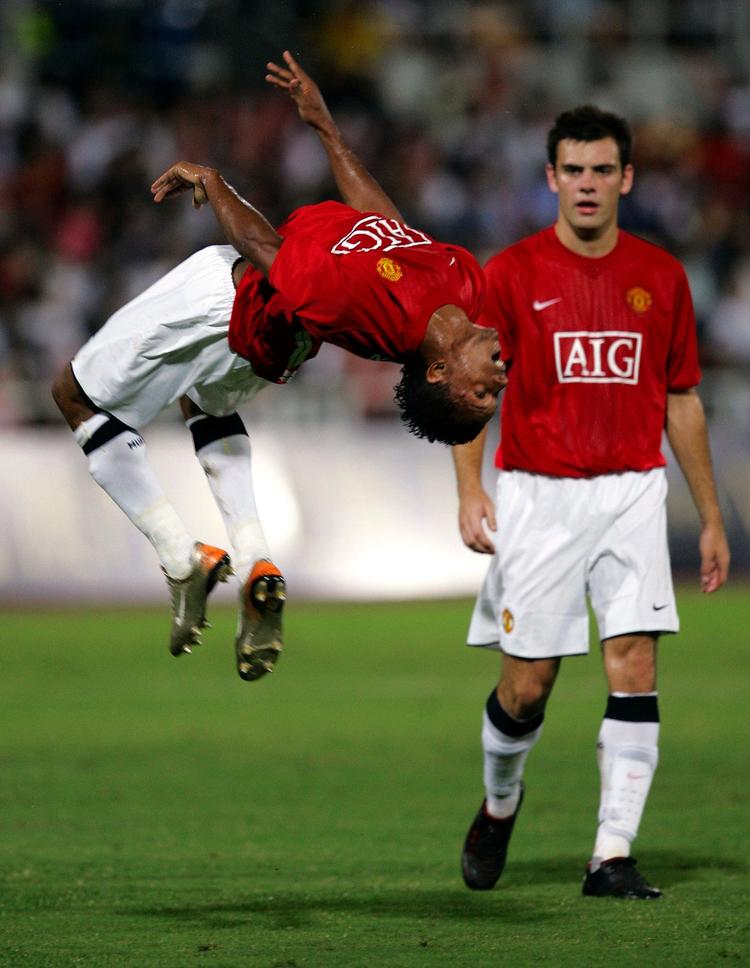 Jubel. Nani var en af United-spillerne, der kom på måltavlen i kampen i Macau i 2007. Det fejrede han på akrobatisk vis. 