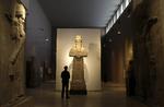 Efter krigen. Da det irakiske nationalmuseum i Bagdad blev plyndret  i april 2003, lød kommentaren fra den amerikanske forsvarsminister  Donald Rumsfeld »stuff happens«.  Da det genåbnede i 2009, var mange  genstande tilbage på museet, men  samlingen er langtfra intakt. 
