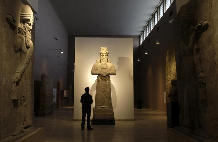 Efter krigen. Da det irakiske nationalmuseum i Bagdad blev plyndret  i april 2003, lød kommentaren fra den amerikanske forsvarsminister  Donald Rumsfeld »stuff happens«.  Da det genåbnede i 2009, var mange  genstande tilbage på museet, men  samlingen er langtfra intakt. 