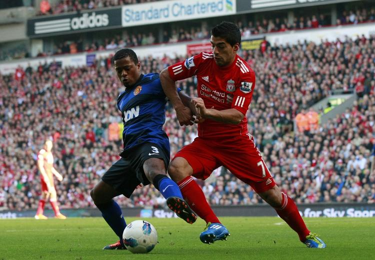 Kamphaner. Patrice Evra (t.v.) i infight med Luis Suarez i den nu så berømte 1-1-kamp på Anfield. 
