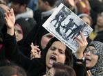 Vrede. Flere tusinde egyptiske kvinder gik på gaden i Kairo i går i protest mod soldaternes mishandling af pigen med den blå bh. 