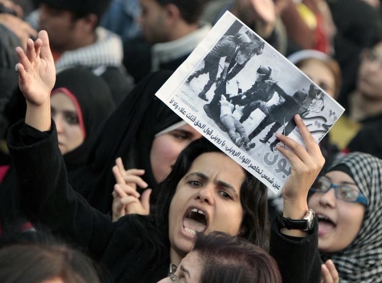 Vrede. Flere tusinde egyptiske kvinder gik på gaden i Kairo i går i protest mod soldaternes mishandling af pigen med den blå bh. 