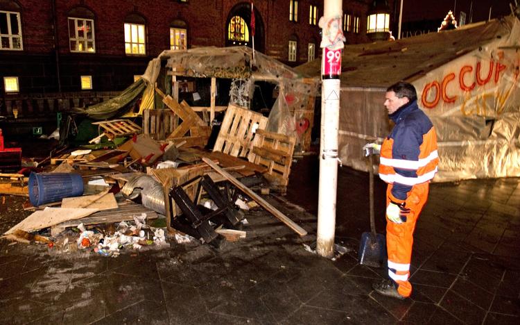 Morgenaktion. Efter at Occupy-aktivisterne er blevet fjernet, bliver deres lejr også ryddet. 