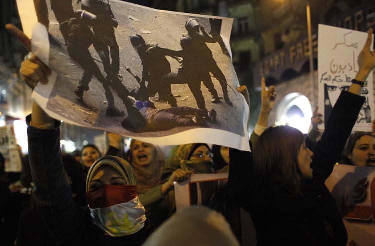 Frihedskamp. Kvinden med den blå bh er blevet et nyt symbol for demonstranterne i Egypten. 