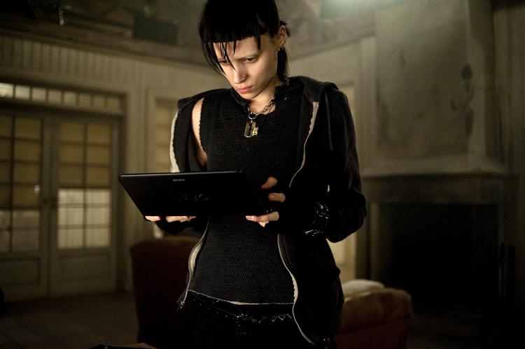 I front. David Fincher har rykket Lisbeth Salander (Rooney Mara) frem til fortællingens visuelt inciterende hovedperson, helt på linje med Daniel Craigs Mikael Blomkvist. 