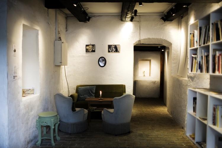 Poesirum. »Det er det eneste sted, hvor poesien selv er i centrum. Her er der en oase, der udelukkende handler om denne, lidt forfinede, kunstart. Det er meget unikt, at den kunstart får den plads«, lyder det fra lyrikernes formand i Forfatterforeningen, Karsten Bjarnholt, om lukningen. 