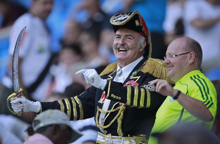 Tvivlsom. Sabelmanden er trofast tilhænger af klubben Vasco Da Gama, men får næppe  sit våben med ind til VM-kampe i 2014. Til gengæld kan han måske bytte sablen for en billig VM-billet. 