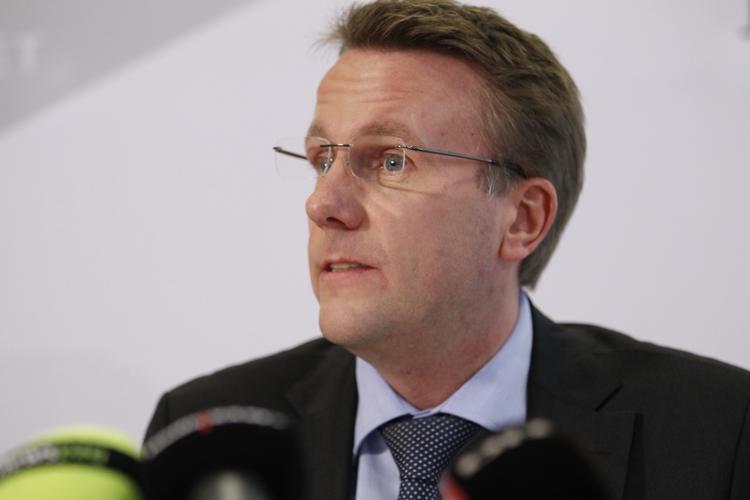 ventet. Justitsmininster Morten Bødskov fremlægger på et pressemøde det længe ventede kommissorium i skattesagen. 
