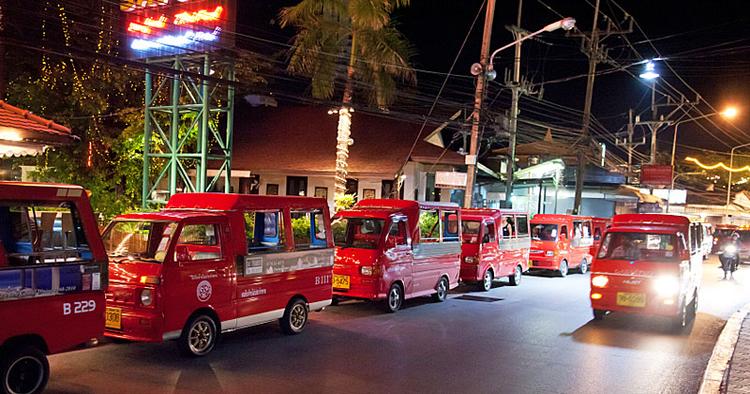 NATTELIV. En hær af tuk-tuks på Patongs hovedgade venter på at køre turisterne hjem til deres hoteller efter nattens bytur. 