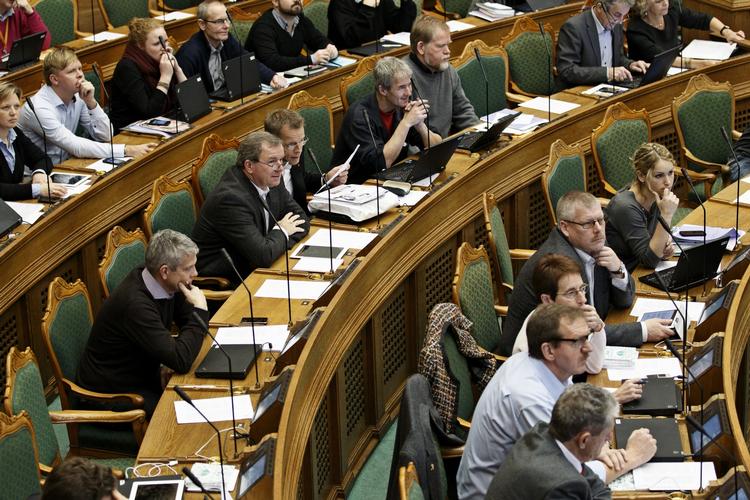 Afstemning. Socialdemokrater med alvorlige ansigter stemmer for forringelser af efterlønsordningen, som partiet ellers har kæmpet for i årevis. 