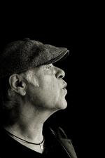 Rockkoryfæ. Konklusionen på et biografisk efterår, der også tæller bøger om Peter Belli og MC Einar, at færre, men bedre bøger om musikkens store navne vil være den bedste gave til alle os fra rock'n'roll, lyder det fra Politikens anmelder. 