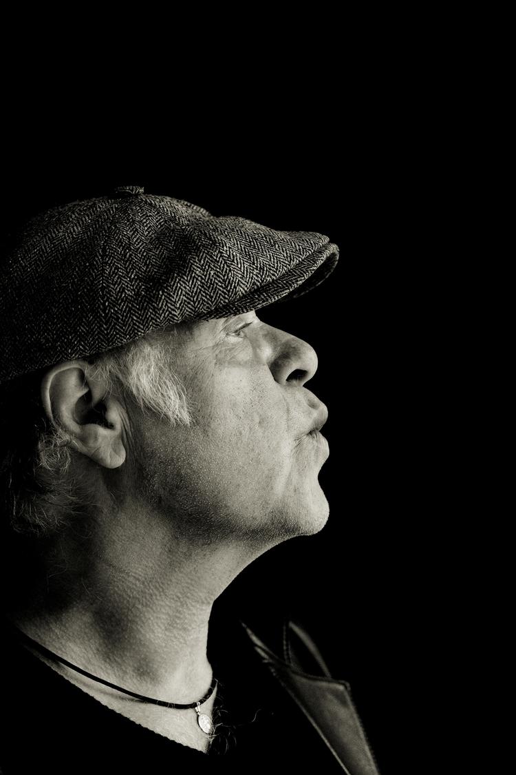 Rockkoryfæ. Konklusionen på et biografisk efterår, der også tæller bøger om Peter Belli og MC Einar, at færre, men bedre bøger om musikkens store navne vil være den bedste gave til alle os fra rock'n'roll, lyder det fra Politikens anmelder. 