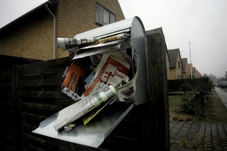 postlogisk. Flere ældre, som er svage nok til at få hjælp til at komme i bad, har fået afslag på at få posten bragt til døren. De skal ud til postkassen, hvis ikke postens minister griber ind. 