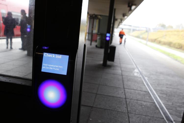 tjekud. Hvis man glemmer at stemple ud, når man forlader en bus, skal man vente på den næste bus, stige ind for at stemple ud, og så forlade bussen igen. Eller også stemple ud på nærmeste S-togsstation. Også den løsning får en nedadvendt tommelfinger fra testpanelet. 