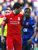 Sammenstød. Liverpools Luis Suárez i verbalt sammenstød med Manchester Uniteds Patrice Evra i den famøse kamp mellem de to hold 15. oktober. 
