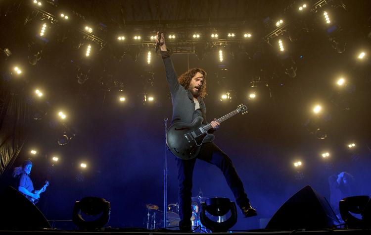 Grungelegender. De kommer til Sverige, men der står ikke noget om Roskilde i deres program. Endnu. Her er det Chris Cornell ved en koncert i New Orleans i oktober. 