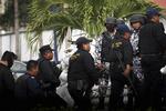 Fyret. Hele politistyrken i den mexicanske by Veracruz forlader politistationen, mens maskerede soldater fra flåden, som har overtaget kontrollen, ser til. 