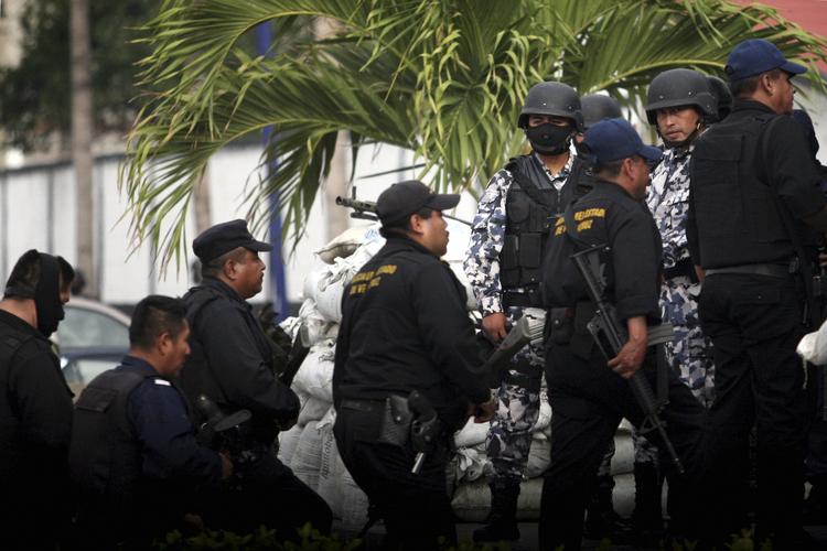 Fyret. Hele politistyrken i den mexicanske by Veracruz forlader politistationen, mens maskerede soldater fra flåden, som har overtaget kontrollen, ser til. 