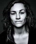 Uynket. »Et forfatterliv er, at man kan stå op og være ekstremt disciplineret, for man skal sidde helt isoleret og arbejde på noget, som ingen egentlig regner med kommer. Og få små penge for det«. Sådan siger forfatter Kamilla Hega Holst, som er en af dem, der har svaret på Politikens spørgeskema om forfatterforhold i Danmark. Det er et hårdt liv, men det er helt okay, lyder dommen fra flertallet. 