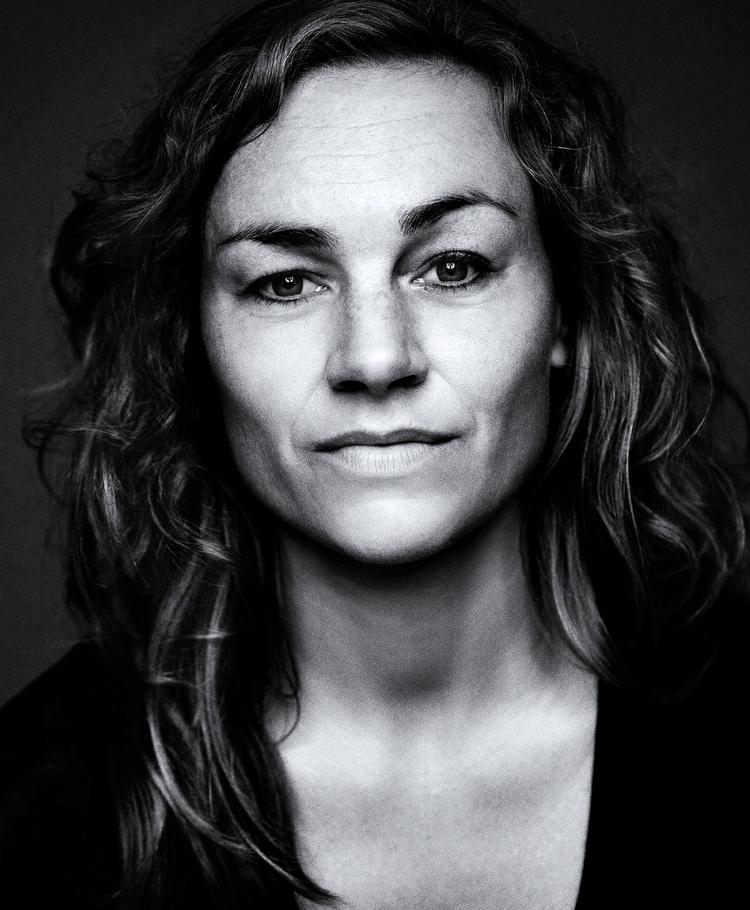 Uynket. »Et forfatterliv er, at man kan stå op og være ekstremt disciplineret, for man skal sidde helt isoleret og arbejde på noget, som ingen egentlig regner med kommer. Og få små penge for det«. Sådan siger forfatter Kamilla Hega Holst, som er en af dem, der har svaret på Politikens spørgeskema om forfatterforhold i Danmark. Det er et hårdt liv, men det er helt okay, lyder dommen fra flertallet. 