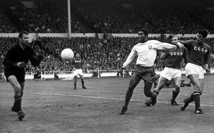 2-1. Eusebios (i hvidt) scoring mod Sovjetunionen og  Lev Yashin i bronzekampen ved VM i 1966 var med til at sikre Portugal bronzen. 