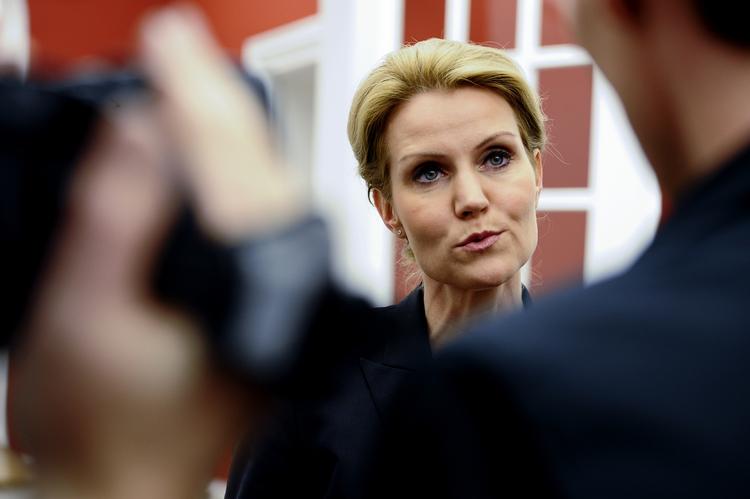 Tavs. Oppositionen bliver ved at spørge, men til ingen nytte. Statsminister Helle Thorning-Schmidt har ingen kommentarer til sikkerhedsgodkendelse af mulige ministre. 