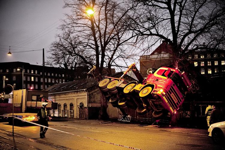 hovsa. En lastbil er tippet over i det indre København. 