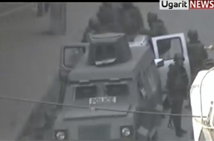 Oprør. Syriske soldater mister også livet i det oprørske land, understreger Syrien overfor FN. Her ses soldater omrking et pansret køretøj. 